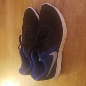 Nike tennis shoes size 8.5 great shape!